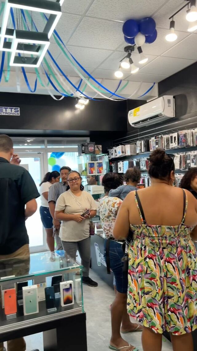 That’s a wrap! 🥳 
Thank you to all of our San Pedro customers who came out & supported us during our Grand Opening! 
We loved getting to meet every one of y’all, and are so thankful to finally be serving you on the island!
-
-
-
-
#sanpedro #plettselectronics #belize #grandopening